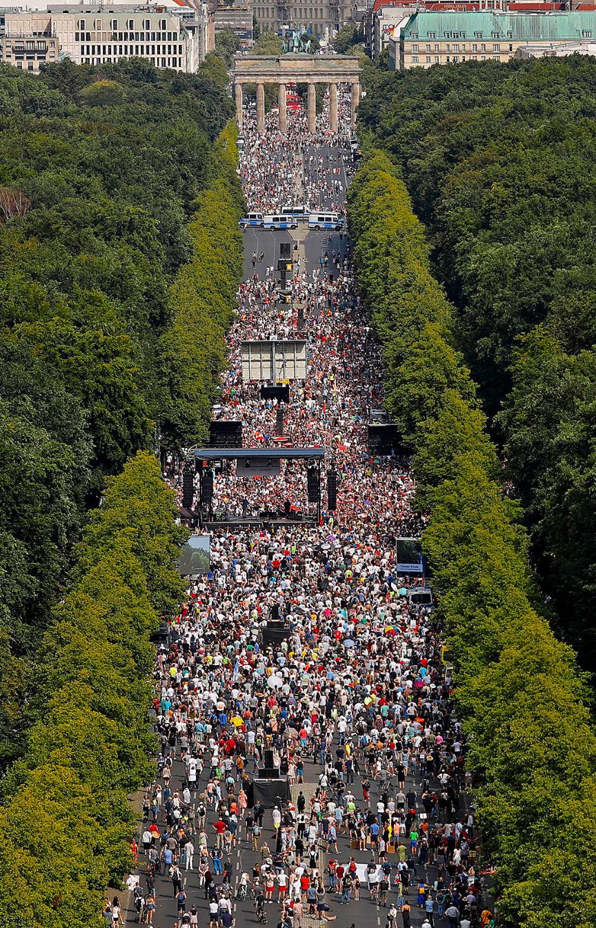 Tausende Demonstranten füllten die Straße des 17. Juni