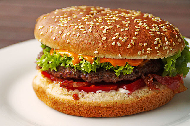 amerikanische-bier-hamburger-im-hamburgerbroetchen.jpg