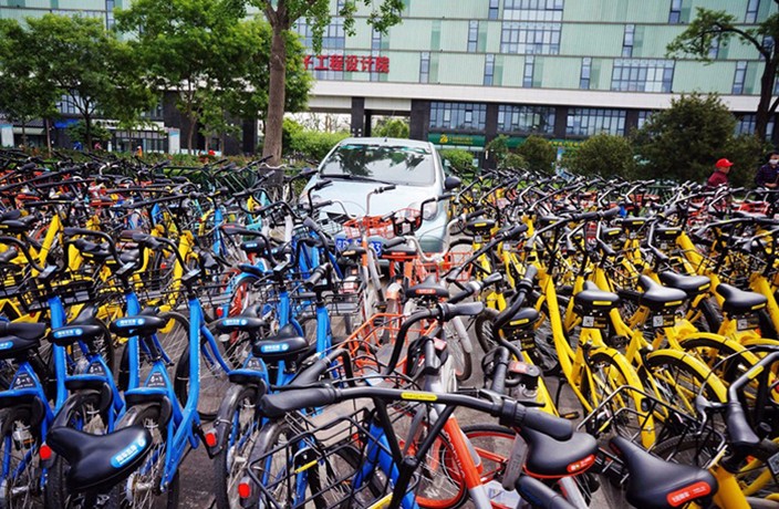 car-trapped-by-shared-bikes-beijing-11.jpg
