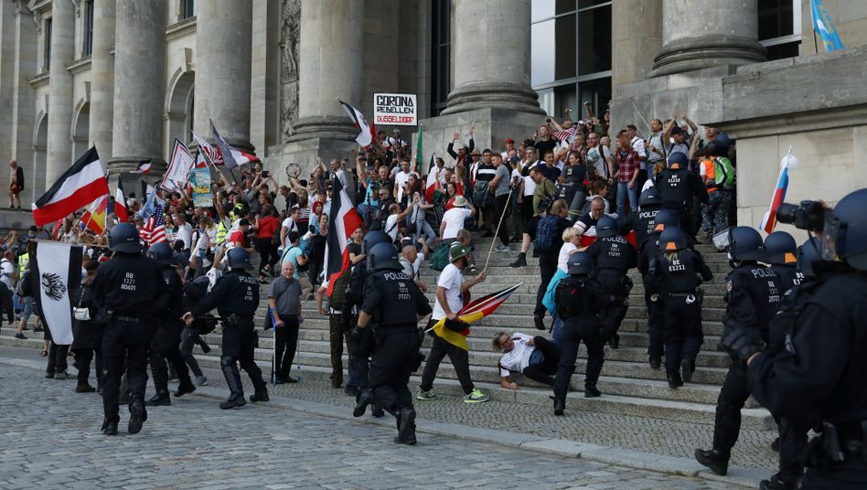 Demonstranten auf der Treppe des Reichstags (29.08.2020)