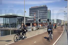 Amsterdam, Niederlande, Radweg,Fahrradautobahn, an der Piet Heinkade,  Neubauten am Ijhaven, Teil des