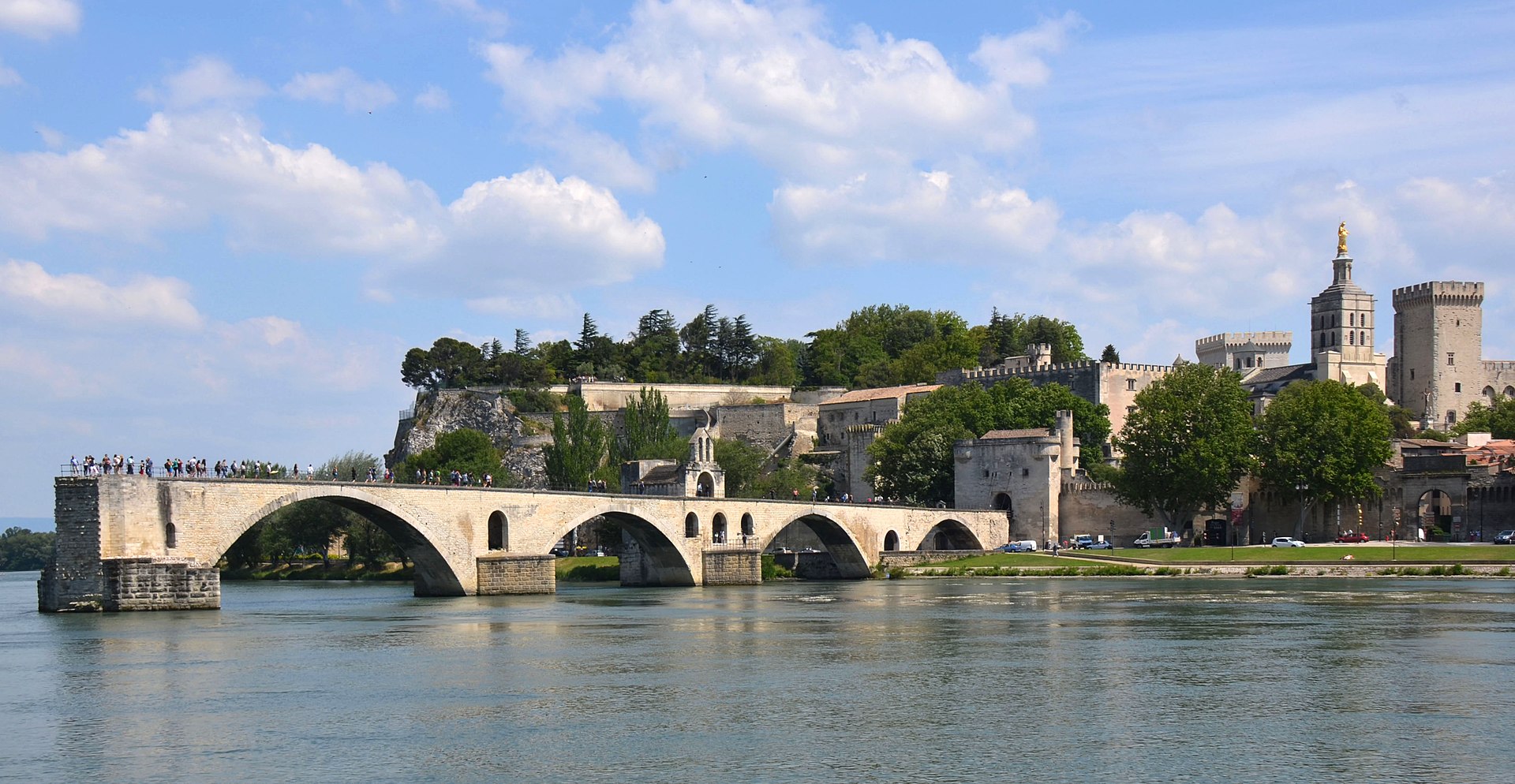 1920px-%22Sur_le_Pont_d%27Avignon_on_y_danse%22_is_the_famous_song%2C_but_now_we_see_only_many_tourist_just_standing_there_-_panoramio.jpg